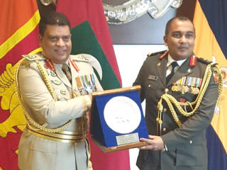 ސްރީލަންކާ އަސްކަރިއްޔާގެ އާރމީ ކޮމާންޑަރާއެކު ޗީފް އޮފް ޑިފެންސް ފޯސް ބައްދަލު ކުރެއްވުން