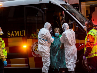 ކޮވިޑް-19ށް ޕޮޒިޓިވްވި މީހަކަށް ފަރުވާ ދިނުމަށް އެމްބިއުލާންސްގައި ހޮސްޕިޓަލަށް ގެންދަނީ؛ ކޮވިޑް-19 އާއި ގުޅޭ ގޮތުން މީގެ ކުރިން ނޭނގޭ ގިނަ ހޯދުންތަކެއް ވަނީ ހޯދިފައި