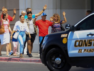 އެލް ޕަސޯގެ ވޮލްމާޓް ސްޓޯރުން މީހުން އަމާންދެމުން ނިކުންނަނީ