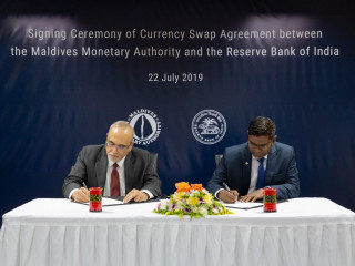 ގަވަރުނަރު އަހުމަދު ނަސީރު އަދި އެގްޒެކެޓިވް ޑިރެކްޓަރ އެމް. ރާޖެޝްވަރް ރާއޯ އެގްރީމެންޓުގައި ސޮއި ކުރައްވަނީ