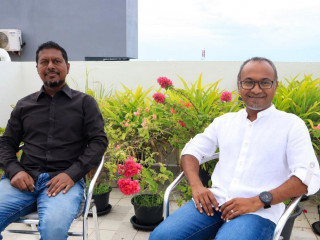 މަޝްހޫރު ޓީޓީ ކުޅުންތެރިޔާ އަލީ އާދަމް މަނިކް (ތާޅަފިލި އަލިބެ) އާއި ޤާނޫނީ ވަކީލު ހަސަން ލަތީފް