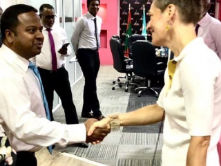 އިދިކޮޅު ކޯލިޝަންގެ އިސްބޭފުޅުން އިނގިރޭސިވިލާތުގެ އެމްބެސެޑަރާ ބައްދަލު ކުރައްވަނީ-