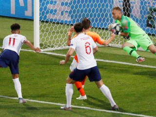 ވެލެންސިޔާ އިން ބާސާގެ ކީޕަރު ސިލެސޭން ގަނެފި