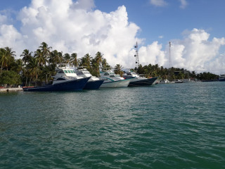 ތ، ގުރައިދޫ ފަޅުތެރޭގައި ދޯނިތަކެއް އަޅާފައި