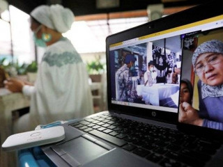 ޔޫއޭއީގައި އޮންލައިންކޮށް ކައިވެނިކޮށްދޭ މަންޒަރު އާއިލާގެ މީހުން ލައިވްކޮށް ބަލަނީ