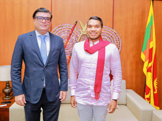 ނަމާލް ރާޖަަޕަކްސް އަދި ރާއްޖެއިން ލަންކާ އަށް ކަނޑައަޅާފައި ހުންނަ ސަފީރު އުމަރު އަބްދުއްރައްޒާގު އާ ދެ ބޭފުޅުން ފޮޓޯއަކަށް ހުއްޓިލައިގެން