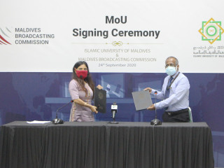 ބްރޯޑްކޮމާއި އިސްލާމިކް ޔުނިވަރސިޓީ އާއި ދެމެދު އެއްބަސްވުމުގައި ސޮއި ކުރުން