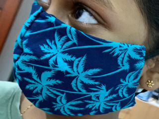 ކުޑަކުއްޖެއް މާސްކު އަޅައިގެން