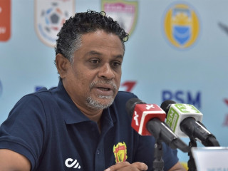 ޔުނައިޓެޑް ވިކްޓަރީ (ޔޫވީ) ގެ ކޯޗު އިހުސާން އަބްދުލް ޣަނީ (ސާންތި)