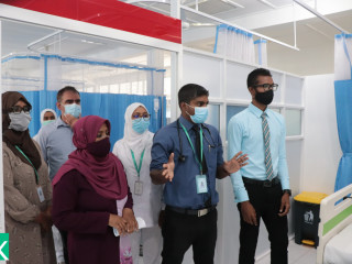 ކުޅުދުއްފުށި ރީޖަނަލް ހޮސްޕިޓަލުގެ މެނޭޖަރ ހެލްތް ސާވިސަސް އަހުމަދު ދާއޫދު (ކ) އަދި ބައެއް މުވައްޒަފުން (ފައިލް ފޮޓޯ)