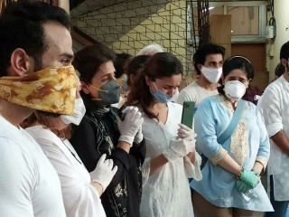 އާލިއާ ބަޓް ރިޝީ ކަޕޫރުގެ ޖަނާޒާގައި ބައިވެރިވަނީ