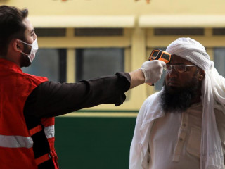 ޕާކިސްތާނުގެ ސިންދް ޕްރޮވިންސްގައި ކުރިޔަށް ގެންދާ ސަރވައިލެންސް ޕްރޮގުރާމުގެ ތެރެއިން މީހަކު ކޮވިޑް-19ށް ސްކްރީން ކުރަނީ