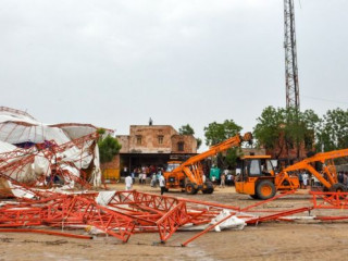 ޓެންޓަށް 300 އެއްހާ މީހުން ޖަމާވެ ތިބި ކަމަށް ރިޕޯޓްތައް ބުނޭ