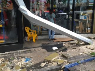 ގެެއެއްގެ 8 ވަނަ ބުރީގެ ބެލްކަނީގެ ބައެއް ވެއްޓިފައި