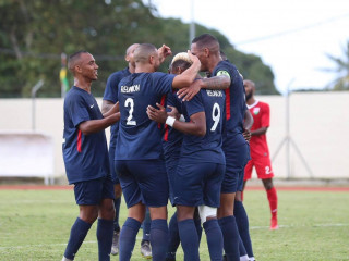 ރާއްޖެ ކޮޅަށް ލަނޑު ޖެހުމަށްފަހު ރީޔޫނިއަން ކުޅުންތެރިން އުފާފާޅުކުރަނީ