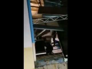 ފުލުހުން މީހަކަށް އަނިޔާކުރާ ތަން ފެންނަ ވީޑިއޯ