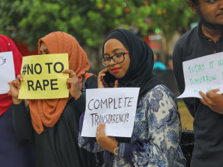 ކުޑަކުދިންގެ ހައްގުތައް ކަށަވަރުކޮށްދިނުމަށް އެދި ގިނައަދަދެއްގެ ބަޔަކު މަގުމައްޗަށް ނުކުމެ ގޮވާލުން --- ފޮޓޯ : ޔޫސުފް ސޮފްވާން