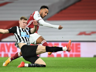 އާސެނަލާއި ނިއުކާސަލް ބައްދަލުކުރި މެޗުގެ ތެރެއިން: މި މެޗުން އާސެނަލް މޮޅުވީ 3-0 ން