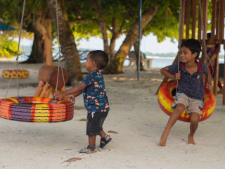 ބީއެމްއެލްއިން ރަށެއްގައި ގާއިމްކޮށްދީފައިވާ ޕާކެއްގައި ކުޑަ ކުދިންތަކެއް ކުޅެނީ