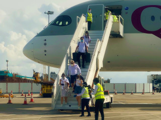 ފަތުރުވެރިންތަކެއް ފްލައިޓުން ފައިބަނީ