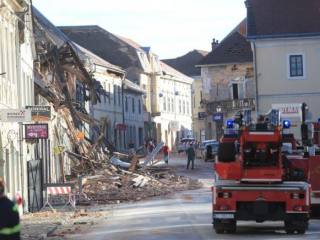 ކްރޮއޭޝިއާއަށް އަައި ބިންހެލުމުގައި ގެއްލުންވެފައިވާ އިމާރާތަކުން މީހުން ސަލާމަތް ކުރުމުގެ މަސައްކަތް ކުރަމުން އަންނަނިކޮށް