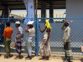 ބަންގްލަދޭޝްގެ ރޮހިންގާ ރެފިއުޖީ ކޭންޕްގައި ދިރިއުޅޭ ބައެއް ކާތަކެތި ހޯދުމަށް ސަފު ހަދާގެން