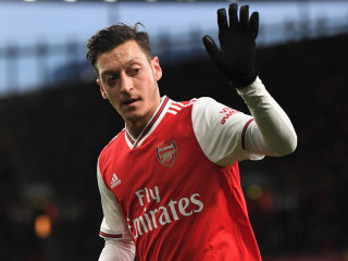 އާސެނަލަށް ކުޅެމުން އަންނަ ޖަރުމަނުގެ މިޑްފީލްޑަރު މެސުޓް އޮޒިލް