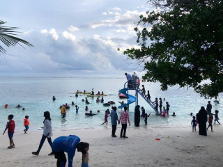 އައްޑޫސިޓީގެ ރަށެއްގެ ގޮނޑުދޮށެއް-  ގޮނޑުދޮށްތަކުގައި ބީޗް ހެދުން ފަދަ މަސައްކަތްތައް ކުރުމަކީ ތިމާވެއްޓަށް އެކަމުން އަސަރުކުރާނެ ކަމެއްކަން ކައުންސިލުން ފާހަގަކުރޭ