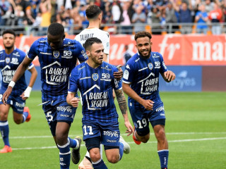 ސިޓީ ފުޓްބޯލް ގްރޫޕުން ގަތް ފްރާންސްގެ ދެވަނަ ޑިވިޝަނުގެ ކުލަބެއް ކަމަށްވާ ޓުއާގެ ކުޅުންތެރިން