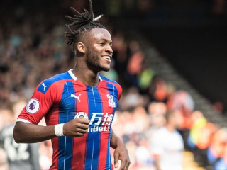 ޕެލަސްއަށް މީގެ ކުރިންވެސް ކުޅުނު ބެލްޖިއަމްގެ ފޯވާޑް މިޝީ ބަޓްޝުއާއީ