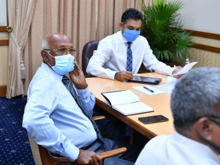 ރައީސް އޮފީހުގައި އާދިއްތަ ދުވަހު ބޭއްވި ބައްދަލުކުރެއްވުމުގައި ނައިބު ރައީސް ފައިސަލް ނަސީމް އަދި ހެލްތް މިނިސްޓަރ އަހުމަދު ނަސީމް