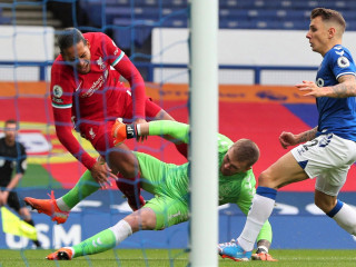 ވެން ޑައިކަށް އެވަޓަނުގެ ގޯލްކީޕަރު ޖޯޑަން ޕިކްފޯޑް ކުރި ނުރައްކާތެރި ޓެކުލް