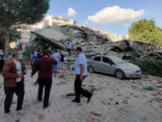 ތުރުކީއަށް އައި ބިންހެލުމާއިއެކު އިމާރާތެއް ބިމާއި ހަމަވެފައި ވަނިކޮށް