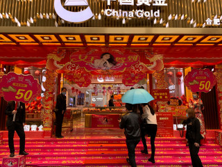 ޗައިނާ އާންމު ހާލަތަކަށް އައުމާއެކު ބައެއް ފިހާރަތައް ހުޅުވާފައި