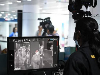 މެލޭޝިއާގެ އޮފިޝަލަކު އެއާޕޯޓުގައި އެގައުމަށް އަންނަ ފަތުރުވެރިން މޮނިޓަރ ކުރަނީ