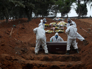 ބްރެޒިލްގައި ކޮވިޑް-19 ޖެހިގެން މަރުވި މީހެއް ވަޅުލުމުގެ މަސައްކަތް ކުރިޔަށްދަނީ