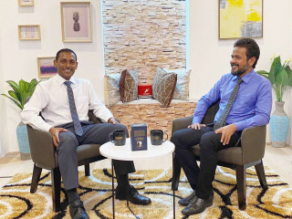 ރާއްޖެޓީވީގެ ފަށާއިރު ޕްރޮގްރާމުގައި ޕީޖީ ޝަމީމް (ވ) އަދި ޝޯގެ ހޯސްޓް އާމިރު ސަލީމް (ކ)