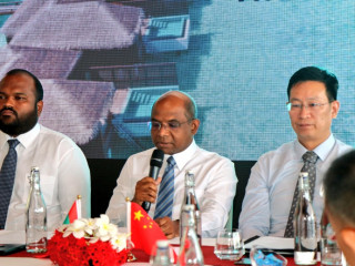 ފޮރިން މިނިސްޓަރު އަބްދުﷲ ޝާހިދު (މ) ޗައިނާއިން ރާއްޖެއަށް ކަނޑައަޅުއްވާފައި ހުންނަވާ ސަފީރު (ކ) އާއެކު