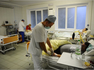 ޮކޮވިޑު ޖެހިފައިވާ މީހުންނަށް ޑޮކްޓަރުން ފަރުވާދެނީ