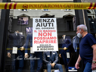 އިޓަލީގެ ފިހާރައެއްގައި \'ސަރުކާރުގެ އެހީއާއި އެކުނޫނީ ވިޔަފާރި ނުހުޅުވޭނެ\' މިހެން ޖަހާފައިވާ ޕޯސްޓަރެއް