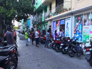 މާލޭ މަގުމަތީގައި ބަޔަކު