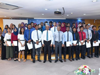 ރައީސް ސޯލިހު އެވޯޑްއާ ސްކޮލަރޝިޕް ހާސިލްކުރި ދަރިވަރުންނާއެކު