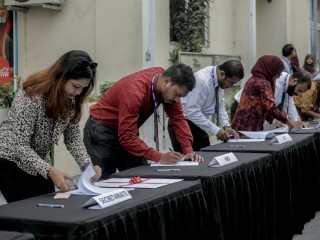 ފެނަކައިގަ މަސައްކަތް ކުރާ މުއައްޒަފުންތަކެއް
