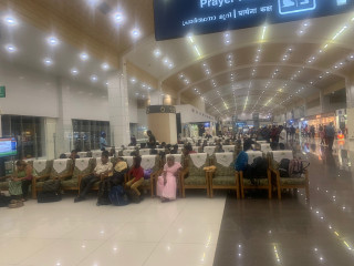 ކޮޗިން އެއަރޕޯޓުގައި ތާށިވެފައި ތިބި ދިވެހިންތަކެއް / ފައިލް ފޮޓޯ