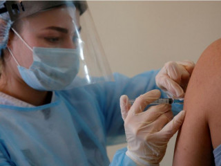 މީހެއްގެ ގަޔަށް ކޮވިޑް ވެކްސިން ޖަހަނީ