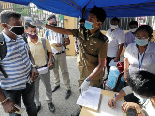 އިމާރާތަކަށް ވަންނަން އައި ފަރާތްތަކެއް ހުން ބަލަނީ. ލަންކާގެ ކޮވިޑް ހާލަތު ގޯސްވީ ބޮޑެތި ކުރިއެރުންތަކެއް ހޯދާފައި ވަނިކޮށް