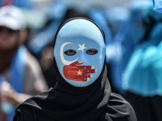 ޗައިނާއިން މުސްލިމުންނާ ދެކޮޅަށް ހިންގާ ޖަރީމާތަކާއި ދެކޮޅަށް ބޭއްވި އަޑު އުފުލުމެއްގެ ތެރެއިން