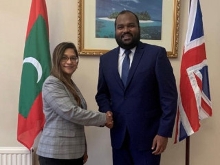 ޓުއަރިޒަމް މިނިސްޓަރ އަލީ ވަހީދު (ކ) އަދި ރާއްޖެއިން އިނގިރޭސީވިލާތަށް ކަނޑައަޅުއްވާފައި ހުންނަވާ ސަފީރު ފަރަހަނާޒް (ވ)