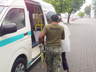 ބުރާސްފަތި ދުވަހު މާލެ ގެނެވުނު ބަލި މީހާ އެމްބިއުލެންސްއަށް އެރުވުމަށް ގެންދަނީ