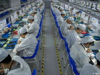 ޗައިނާގެ ފެކްޓްރީއެއްގައި އެ ކުންފުނީގެ މުވައްޒަފުން މަސައްކަތް ކުރަނިކޮށް